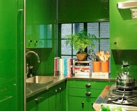 Изумрудный цвет помог визуально расширить небольшую кухню