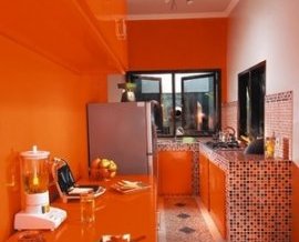Переизбыток оранжевого цвета лишает кухню домашнего уюта, зато подходит целеустремленным жителям мегаполисов